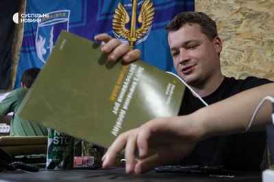 Командир 505-го окремого батальйону морської піхоти 37 ОБрМП з позивним Комісар. Офіцер з перших днів повномасштабного російського вторгнення захищав Маріуполь у складі 36-ї бригади морської піхоти. Херсонщина, травень 2025 року Командир 505-го окремого батальйону морської піхоти 37 ОБрМП з позивним Комісар. Офіцер з перших днів повномасштабного російського вторгнення захищав Маріуполь у складі 36-ї бригади морської піхоти. Херсонщина, травень 2025 року