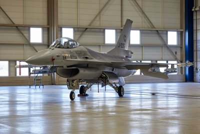 Винищувач F-16 на авіабазі поблизу Ейндховена, Нідерланди Винищувач F-16 на авіабазі поблизу Ейндховена, Нідерланди