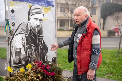 Витрачає свою пенсію: житель Одеси виготовляє меморіали загиблим військовим за власні кошти Витрачає свою пенсію: житель Одеси виготовляє меморіали загиблим військовим за власні кошти