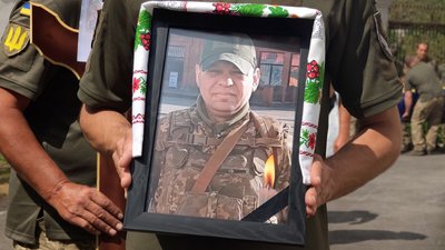 На Чернігівщині попрощалися з захисниками Олегом Гомоном, Станіславом Голубом, Ігорем Синицьким та Максимом Литвином На Чернігівщині попрощалися з захисниками Олегом Гомоном, Станіславом Голубом, Ігорем Синицьким та Максимом Литвином