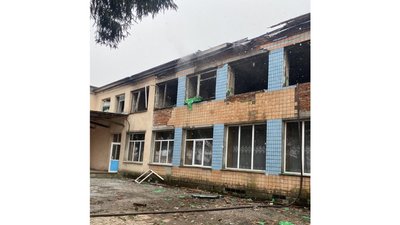 Війська РФ атакували двома FPV-дронами будинок культури у Костобоброві, що на прикордонні Чернігівщини Війська РФ атакували двома FPV-дронами будинок культури у Костобоброві, що на прикордонні Чернігівщини