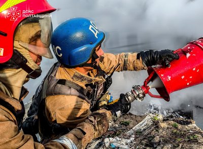 ДСНС показало наслідки нічної атаки РФ на Полтавщину: фото ДСНС показало наслідки нічної атаки РФ на Полтавщину: фото
