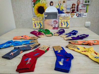 У Кропивницькому продають різноколірні шкарпетки на підтримку людей із синдромом Дауна У Кропивницькому продають різноколірні шкарпетки на підтримку людей із синдромом Дауна