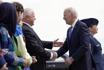 Президент США Джо Байден і губернатор Міннесоти Тім Волз Президент США Джо Байден і губернатор Міннесоти Тім Волз