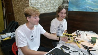 На Волині студенти роблять дрони, які відправлять на Донеччину та Луганщину На Волині студенти роблять дрони, які відправлять на Донеччину та Луганщину