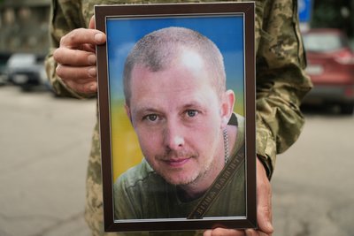 “Повістка прийшла - він пішов”: у Сумах попрощалися зі снайпером Романом Алещенком “Повістка прийшла - він пішов”: у Сумах попрощалися зі снайпером Романом Алещенком