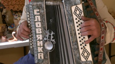 Одночасно грає на гармоні, бубнах, свищику і відіграв майже 150 весіль: як Чернігівщині живе "людина-оркестр" Одночасно грає на гармоні, бубнах, свищику і відіграв майже 150 весіль: як Чернігівщині живе "людина-оркестр"