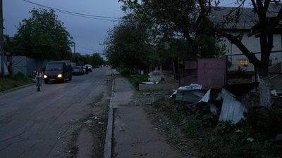"Встигли вибігти і за будинок сховатися": що розповіли очевидці про атаку РФ по Чернігову 18 травня "Встигли вибігти і за будинок сховатися": що розповіли очевидці про атаку РФ по Чернігову 18 травня