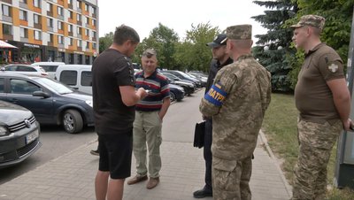 Група оповіщення і вручення повісток: як реагують чоловіки на Волині Група оповіщення і вручення повісток: як реагують чоловіки на Волині