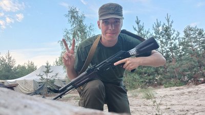 Хвилина мовчання в пам'ять про оборонця Дмитра Яременка Хвилина мовчання в пам'ять про оборонця Дмитра Яременка
