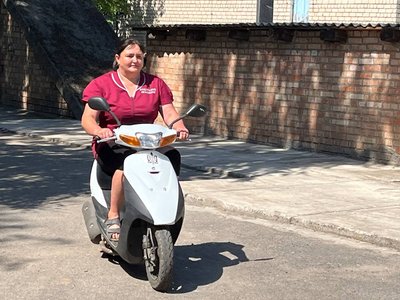 "Мої підопічні називають мене донечкою". Як соцпрацівниця працює в селищі на Нікопольщині під обстрілами військ РФ