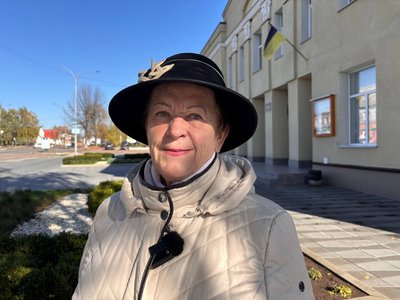 «Прибираю, поки ноги носять»: 83-річний Михайло Возний із Малина працює двірником