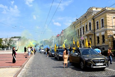 «Ми чекаємо кожного героя додому»: у Кропивницькому влаштували автопробіг та акцію на підтримку полонених військових «Ми чекаємо кожного героя додому»: у Кропивницькому влаштували автопробіг та акцію на підтримку полонених військових