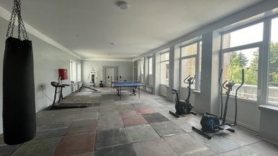 спортзал у гуртожитку для переселенців спортзал у гуртожитку для переселенців
