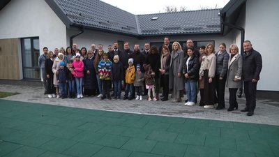 Спільне фото, коли родині надали будинок сімейного типу Спільне фото, коли родині надали будинок сімейного типу
