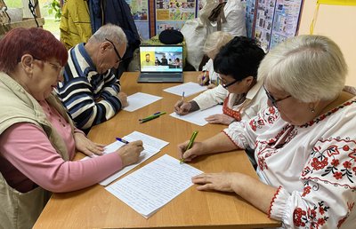 Замість плетіння сіток: як у Черкасах волонтери писали диктант національної єдності Замість плетіння сіток: як у Черкасах волонтери писали диктант національної єдності