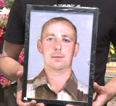 На Житомирщині поховали 32-річного чоловіка, родина заявляє, що його побили працівники ТЦК — в ТЦК заперечують На Житомирщині поховали 32-річного чоловіка, родина заявляє, що його побили працівники ТЦК — в ТЦК заперечують