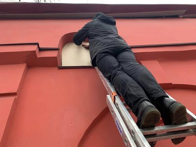 Як волонтери реставрують автентичні вікна в червоному корпусі університету Шевченка Як волонтери реставрують автентичні вікна в червоному корпусі університету Шевченка