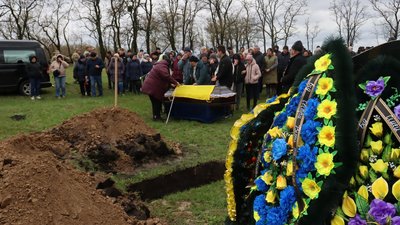 Поховання на Чернігівщині: в останню путь провели 7 військових Поховання на Чернігівщині: в останню путь провели 7 військових