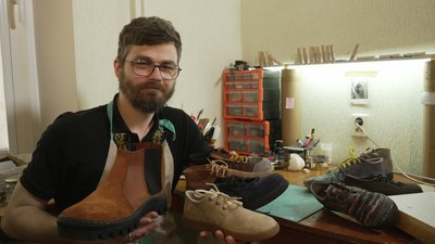 Понад 10 років шиє взуття вечорами: майстер із Рівного створює авторські моделі Понад 10 років шиє взуття вечорами: майстер із Рівного створює авторські моделі