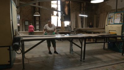"Працювати нема кому": як черкащанка навчилась працювати на деревообробному верстаті "Працювати нема кому": як черкащанка навчилась працювати на деревообробному верстаті