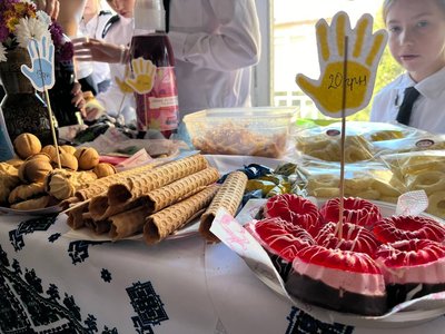 Плели сітки, ярмаркували та говорили про булінг: у черкаській школі збирали гроші для ЗСУ Плели сітки, ярмаркували та говорили про булінг: у черкаській школі збирали гроші для ЗСУ