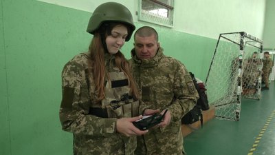 Урок "Захисту України" для одинадцятикласників викладає ветеран у ліцеї на Рівненщині Урок "Захисту України" для одинадцятикласників викладає ветеран у ліцеї на Рівненщині