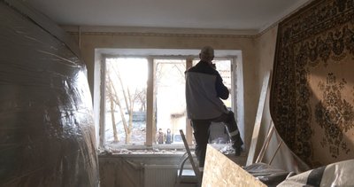 Замінюють пошкоджені вікна, ракетний удар, 24 листопада 2025, Тернопіль Замінюють пошкоджені вікна, ракетний удар, 24 листопада 2025, Тернопіль
