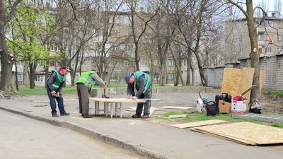 Пошкоджені вікна та балкони. Армія РФ вдарила по багатоповерхівці у Корабельному районі Херсона Пошкоджені вікна та балкони. Армія РФ вдарила по багатоповерхівці у Корабельному районі Херсона