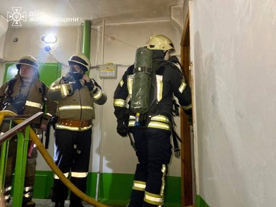 Пожежа в багатоповерхівці Житомира: у квартирі знайшли тіла двох людей Пожежа в багатоповерхівці Житомира: у квартирі знайшли тіла двох людей