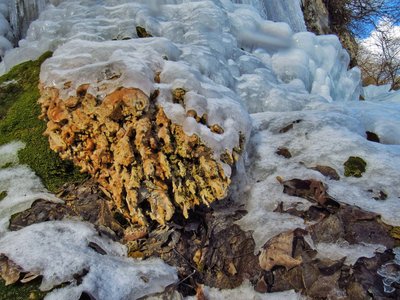 водоспад дівочі сльози, замерзлий водоспад, травертинова скеля водоспад дівочі сльози, замерзлий водоспад, травертинова скеля