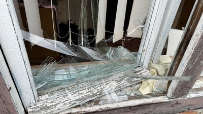 "Босими ногами по цьому склу": подробиці обстрілу Чутового на Полтавщині 16 квітня "Босими ногами по цьому склу": подробиці обстрілу Чутового на Полтавщині 16 квітня