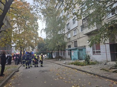 Російський дрон влучив у багатоповерхівку в Сумах Російський дрон влучив у багатоповерхівку в Сумах