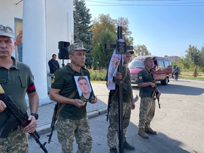У Полтаві попрощалися із двома воїнами, які загинули на війні з РФ У Полтаві попрощалися із двома воїнами, які загинули на війні з РФ