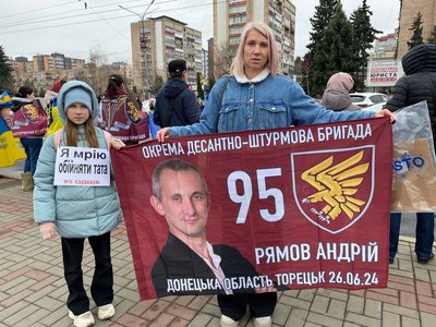 "У Черкасах відбулась акція "Не мовчи — полон вбиває" "У Черкасах відбулась акція "Не мовчи — полон вбиває"