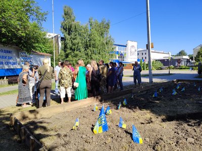 У Камʼянці місцеві жителі проти побудови кавʼярні поряд зі стелою Героїв У Камʼянці місцеві жителі проти побудови кавʼярні поряд зі стелою Героїв