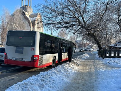Сніг і крига на зупинках: як прибирають дороги та тротуари в Житомирі