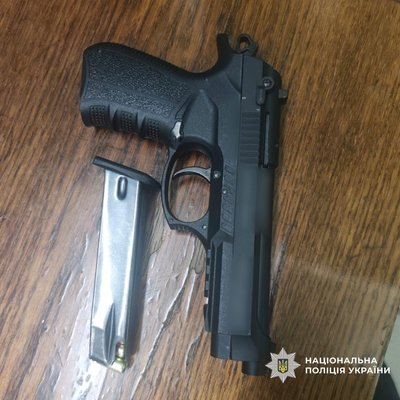 На станції метро у Харкові п'яна людина стріляла зі стартового пістолета На станції метро у Харкові п'яна людина стріляла зі стартового пістолета