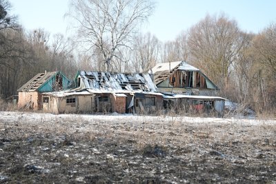 "Забиваємо вікна, допомагаємо людям": як жителі Нижньої Сироватки оговтуються після ракетного удару Росії "Забиваємо вікна, допомагаємо людям": як жителі Нижньої Сироватки оговтуються після ракетного удару Росії