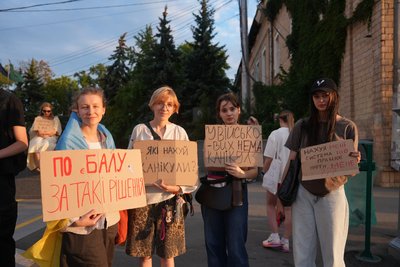 Люди стоять з плакатами в Харкові на акції проти звільнення Федорова Люди стоять з плакатами в Харкові на акції проти звільнення Федорова
