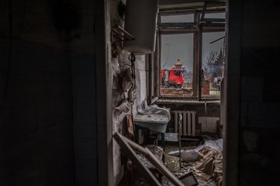 Зруйнований приватний будинок у Краматорську внаслідок ракетного обстрілу міста вночі 17 грудня. Фото: Аліна Смутко/Суспільне Зруйнований приватний будинок у Краматорську внаслідок ракетного обстрілу міста вночі 17 грудня. Фото: Аліна Смутко/Суспільне