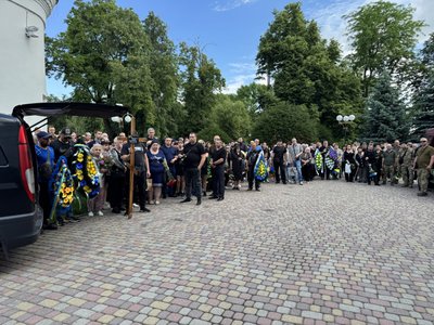 У Полтаві попрощались із чотирма воїнами, які полягли обороняючи Україну У Полтаві попрощались із чотирма воїнами, які полягли обороняючи Україну