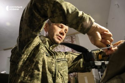 Інженер БпЛА з позивним Котик готує FPV-дрон до бойового застосування по позиціях російських військових на лівому березі Дніпра. Херсонщина, травень 2025 року Інженер БпЛА з позивним Котик готує FPV-дрон до бойового застосування по позиціях російських військових на лівому березі Дніпра. Херсонщина, травень 2025 року