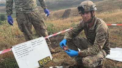 Керівник пошукового загону "Плацдарм" Олексій Юков показує запальничку знайдену у росіянина Донецька область 23 серпня 2025 рік Керівник пошукового загону "Плацдарм" Олексій Юков показує запальничку знайдену у росіянина Донецька область 23 серпня 2025 рік