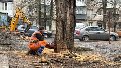 Пошкоджені автівки, повалені світлофори. У Дніпрі оголосили штормове попередження Пошкоджені автівки, повалені світлофори. У Дніпрі оголосили штормове попередження