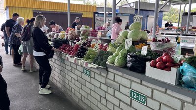 Сезонні овочі продають на харківському ринку