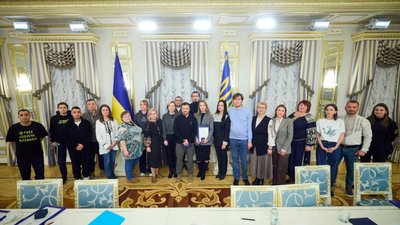 Зеленський нагородив відзнакою "Золоте серце" волонтерку з Чернігова Оксану Тунік-Фриз Зеленський нагородив відзнакою "Золоте серце" волонтерку з Чернігова Оксану Тунік-Фриз
