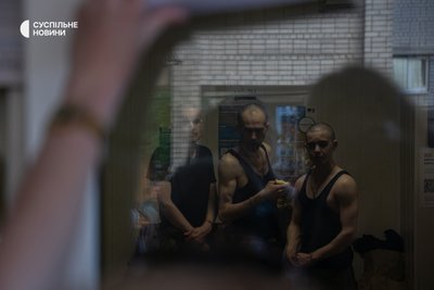 Звільнені з російського полону бійці, які проходять перший медичний огляд після обміну, дивляться у вікно лікарні Звільнені з російського полону бійці, які проходять перший медичний огляд після обміну, дивляться у вікно лікарні