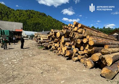 Завдали збитків довкіллю на понад 12 мільйонів гривень: лісникам на Закарпатті повідомили про підозру Завдали збитків довкіллю на понад 12 мільйонів гривень: лісникам на Закарпатті повідомили про підозру
