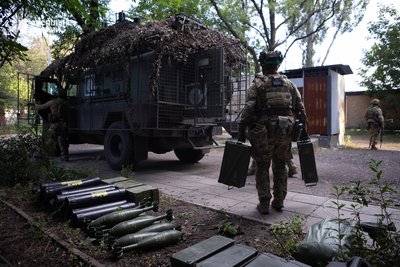 Військові спецпідрозділу "Омега" грузять майно та зброю в рошель на точці евакуації у Родинському Військові спецпідрозділу "Омега" грузять майно та зброю в рошель на точці евакуації у Родинському